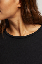 the lisa fitted short sleeve in black