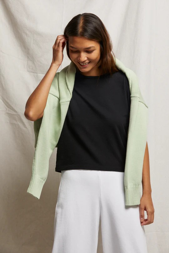 the lisa fitted short sleeve in black