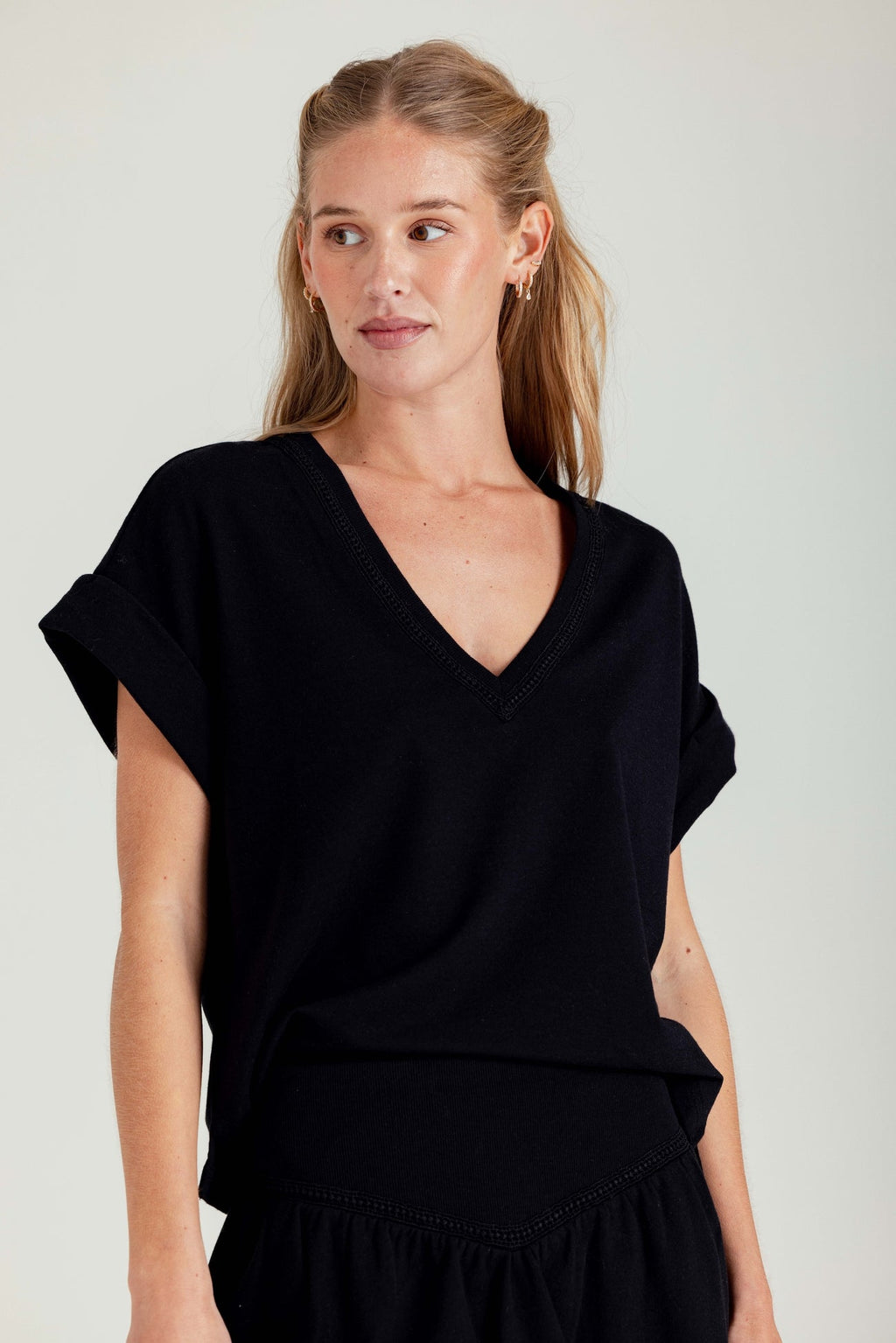 blythe pullover in black