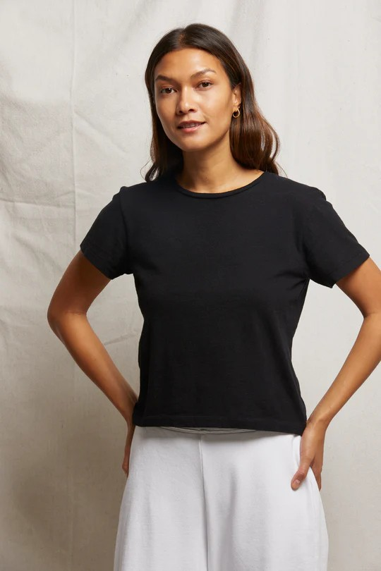 the lisa fitted short sleeve in black
