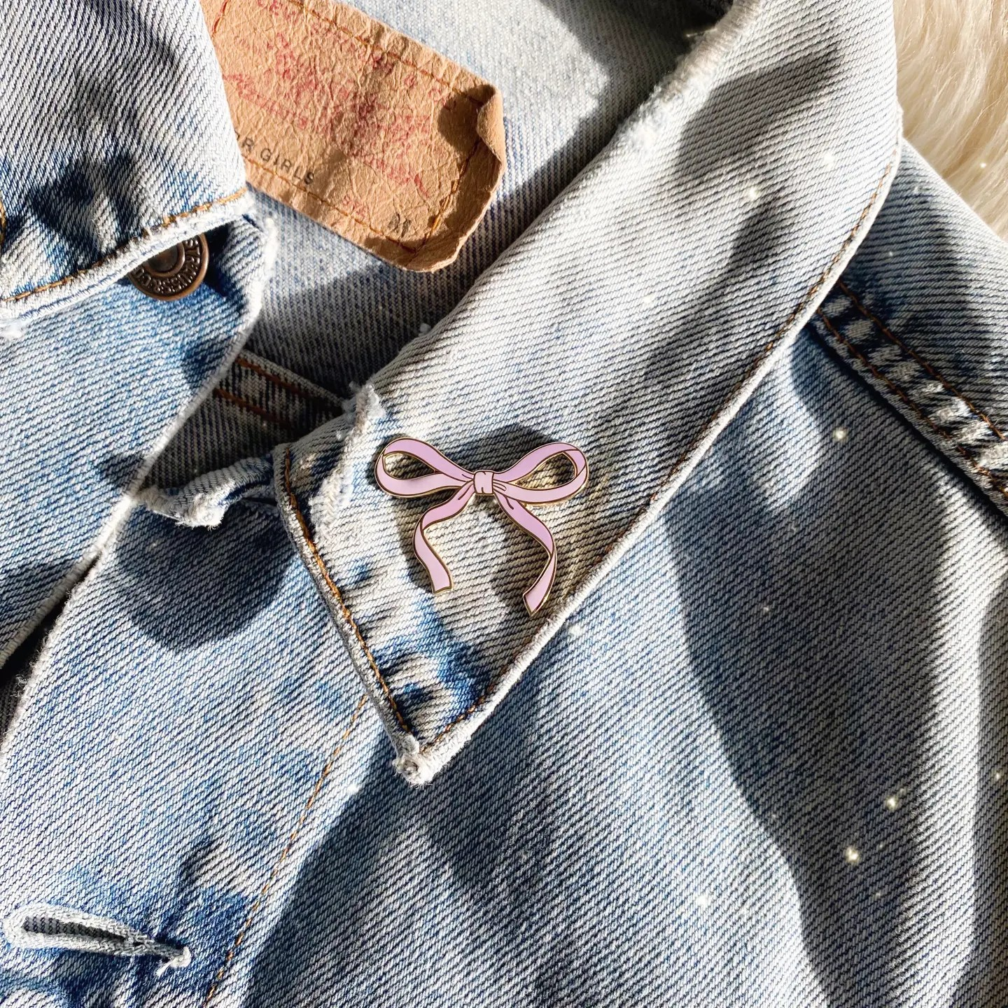 enamel bow pin in lilac